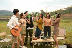 grupo de joven asiático personas son disfrutar cámping en natural cámping foto