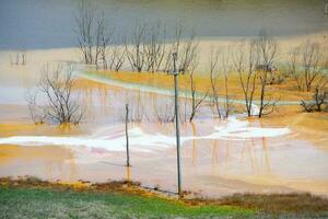 un lago contaminado con tóxico residuos en el occidental montañas de Rumania. naturaleza contaminación desde cobre mío. ecológico catástrofe o ambiental desastre foto