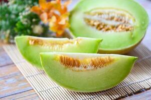 Cantalupo tailandés rebanada Fruta para salud verde Cantalupo tailandia, Cantalupo melón en plato de madera foto