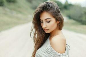 hermosa joven mujer en gris de punto suéter foto