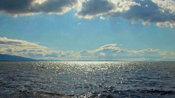 grau wolkig Himmel und Meer Wellen auf das Insel Strand video