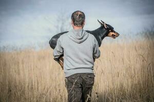 hombre sosteniendo perro foto