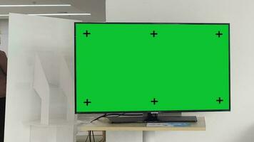 tv på skrivbord med grön skärm för produkt visa, tv attrapp skärm, planera skott. video