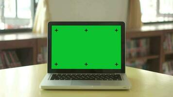 chroma sleutel groen scherm laptop computer reeks omhoog voor werk Aan houten bureau, bespotten omhoog, technologie concept, zoom in. video
