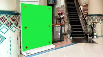 Grün Bildschirm Werbung Plakatwand zum Produkt Anzeige mit modern Rolltreppe Treppe Hintergrund , Chroma Taste, Alpha Kanal. video