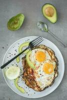 bajo caloría plato con carne y vegetales foto