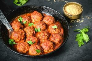 bajo caloría plato con carne y vegetales foto