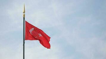 niedrig Winkel Aussicht von Türkisch Flagge gegen Himmel video