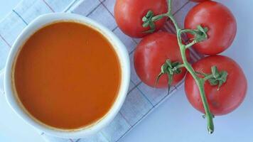 Fresco tomate sopa en mesa . video