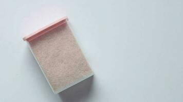 rå hela torkades rosa himalayan salt i en behållare på vit video
