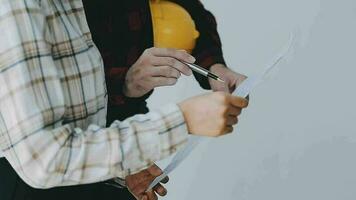 imagen de Ingenieria objetos en lugar de trabajo con Tres socios interactuando en antecedentes video