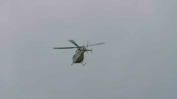 kazan, ryska federation september 14, 2020 - helikopter flugor mot en grå himmel, botten se. militär helikopter klättra video