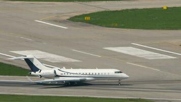 sochi, Rússia Julho 31, 2022 - privat jato avião taxiando em a pista do sochi aeroporto. bombardeiro global 6000 super grandes puxar forro video