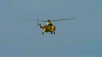 sochi, Rusia julio 31, 2022 - imágenes de un amarillo helicóptero volador en el azul cielo, lento movimiento. mil mi 8 metros, real academia de bellas artes 25562 de Arte avia moscas a Sochi aeropuerto. video