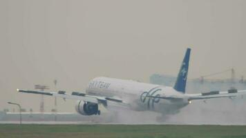 Moskou, Russisch federatie juli 28, 2021 - boeing 777 met Luchtteam kleurstelling landt in zwaar regen Bij sheremetyevo luchthaven. passagiersvliegtuig remmen Aan nat landingsbaan video