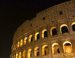 Coliseo de noche en Roma, Italia foto