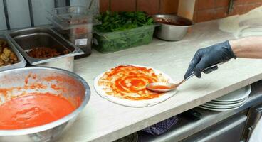 preparación de tradicional napolitano Pizza. foto