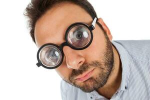 hombre con un sorprendido expresión y grueso lentes foto