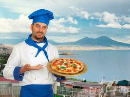 joven cocinero con napolitano Pizza margherita foto