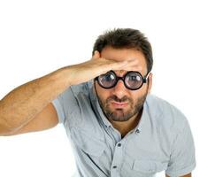 hombre con un sorprendido expresión y grueso lentes foto