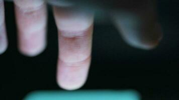 main en utilisant téléphone intelligent pour surfant l'Internet fermer à nuit video