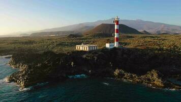 Antenne Aussicht von das Leuchtturm faro de Rasca, Natur Reservieren und das Berge beim Sonnenuntergang auf Teneriffa, Kanarienvogel Inseln, Spanien. wild Küste von das atlantisch Ozean. video