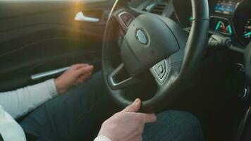 hombre conducción en innovador automatizado coche utilizando carril participación función. robótico computadora torneado rueda en auto direccion modo. concepto de moderno tecnología en el automotor industria video