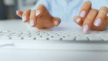 kvinna händer skriver på en dator tangentbord. begrepp av avlägsen arbete. Hem kontor video