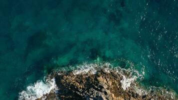 Haut vue de une déserté côte. rocheux rive de le île de tenerife. aérien drone métrage de océan vagues atteindre rive. video