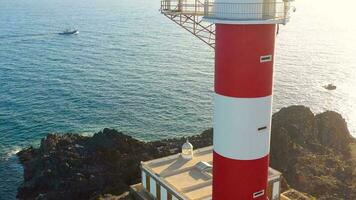 visie van de hoogte van de vuurtoren Faro de raska, natuur reserveren en bergen Bij zonsondergang Aan tenerife, kanarie eilanden video