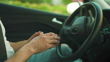 homem dirigindo dentro Inovativa automatizado carro usando Auto Estacionamento piloto automático para estacionamento em estacionamento muitos video