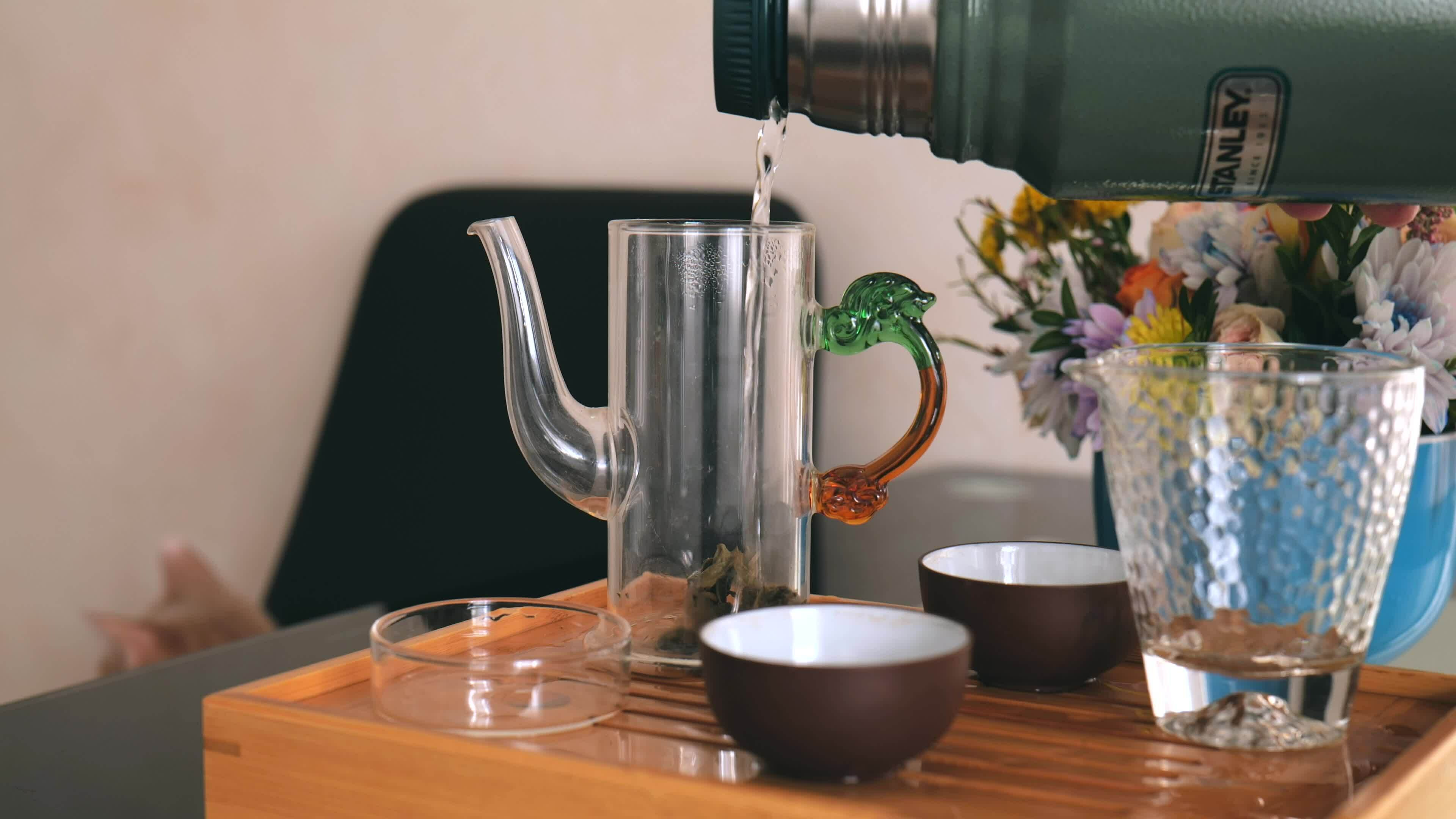man pours boiling water from a thermos 23348591 Stock Video at Vecteezy