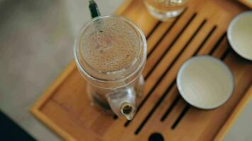 glas theepot en reeks voor Chinese thee ceremonie video