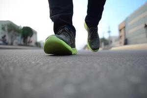 piernas ver de un persona caminando en el la carretera vistiendo Deportes zapatos. ai generado foto
