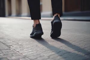 piernas ver de un persona caminando en el la carretera vistiendo Deportes zapatos. ai generado foto