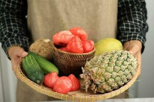 ingrediente haciendo Fruta ensalada o rujak buah foto