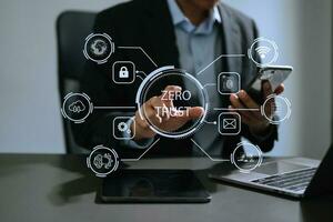 cero confiar seguridad concepto persona utilizando computadora y tableta con cero confiar icono en virtual pantalla de datos negocios.en moderno oficina foto