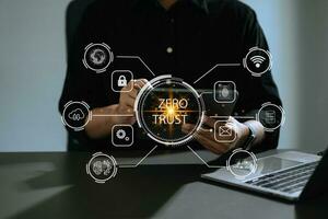cero confiar seguridad concepto persona utilizando computadora y tableta con cero confiar icono en virtual pantalla de datos negocios.en moderno oficina foto
