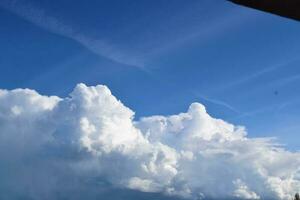 nubes blancas en cielo azul foto