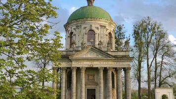 aereo Visualizza di Chiesa di il esaltazione di il santo attraversare e st. Giuseppe vicino pidhirtsi castello nel primavera. Ucraina, Lviv oblast video