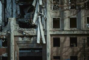 destruido administrativo edificio en Ucrania, abril 2023 mykolaiv foto