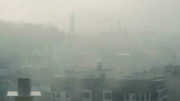 historisch centrum van lviv in dicht mist. silhouetten van gebouwen en daken van huizen. Oekraïne video