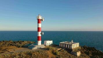 antenne visie van de vuurtoren Faro de raska, natuur reserveren en de bergen Bij zonsondergang Aan tenerife, kanarie eilanden, Spanje. wild kust van de atlantic oceaan. video