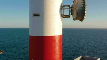 visie van de hoogte van de vuurtoren Faro de raska, natuur reserveren en bergen Bij zonsondergang Aan tenerife, kanarie eilanden video