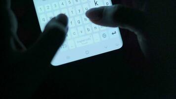 Hände Tippen Text auf Smartphone Nahansicht. mit Smartphone schließen oben beim Nacht. Kommunikation Konzept video