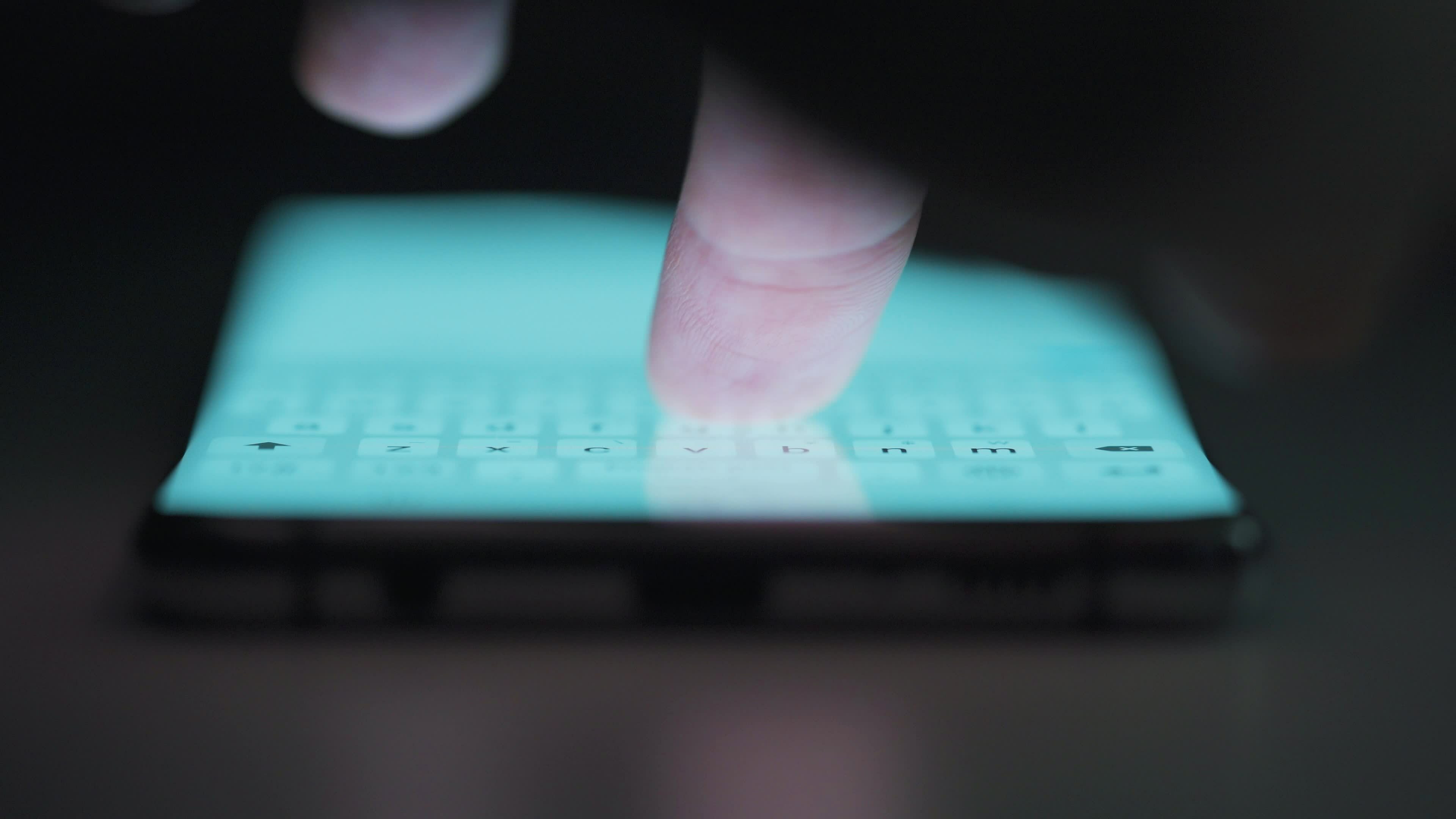 mano utilizando teléfono inteligente para surf de cerca a