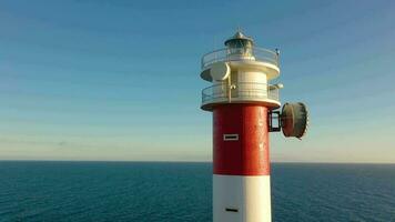 visie van de hoogte van de vuurtoren Faro de raska, natuur reserveren en bergen Bij zonsondergang Aan tenerife, kanarie eilanden video