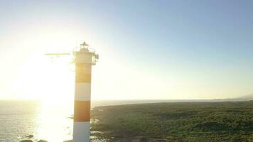 antenne visie van de vuurtoren Faro de raska, natuur reserveren en de bergen Bij zonsondergang Aan tenerife, kanarie eilanden, Spanje. wild kust van de atlantic oceaan. video