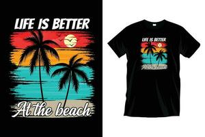 vida es mejor a el playa. California Oceano lado elegante camiseta y de moda vestir diseño con palma árbol siluetas, tipografía, imprimir, y vector ilustración. verano vacaciones camiseta diseño.