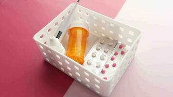 medisch pil container, blaar pak en thermometer in een klein houder video